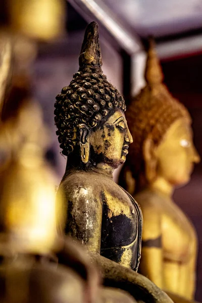 Selektivní Snímek Luxusní Zlaté Meditující Sochy Buddhy Chrámu Chiang Mai — Stock fotografie