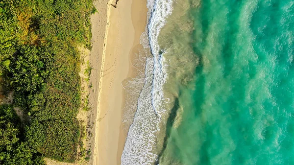 Een Overhead Shot Van Kustlijn Met Goudkleurig Zand Azuurblauw Zeewater — Stockfoto