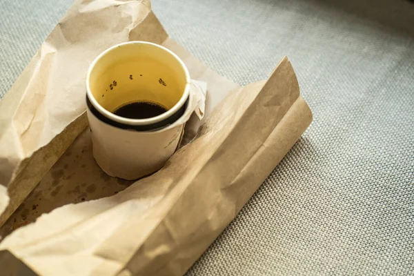 Una Taza Café Para Llevar Una Bolsa Papel — Foto de Stock