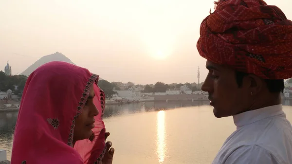 Arka Planda Ganj Nehri Olan Geleneksel Kıyafetler Giymiş Hintli Bir — Stok fotoğraf