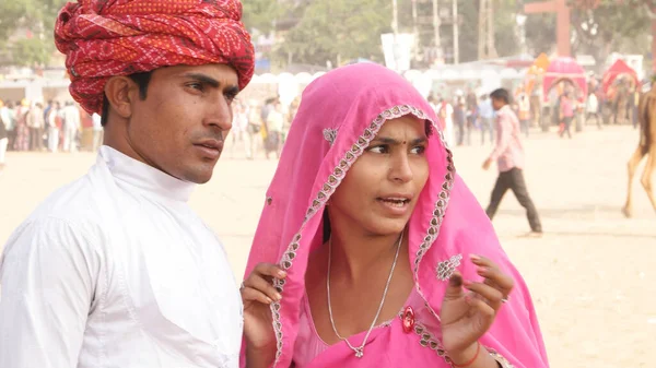 Geleneksel Kıyafetleri Olan Hintli Bir Çiftin Yakın Çekimi — Stok fotoğraf