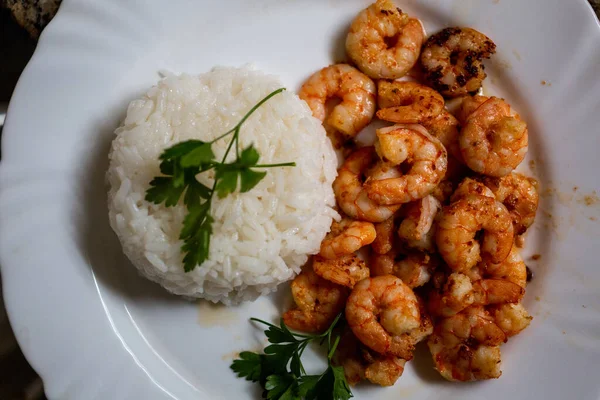 Una Porción Deliciosos Camarones Fritos Con Arroz Verduras —  Fotos de Stock