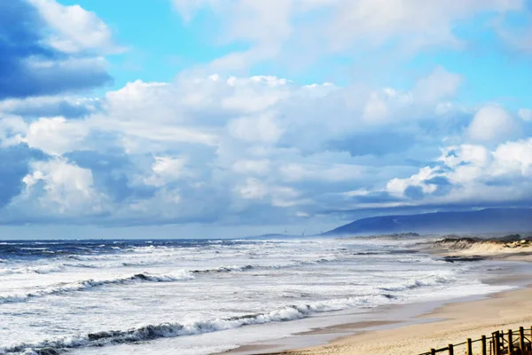 Mavi Gökyüzünün Altında Sallanan Güzel Bir Deniz Manzarası — Stok fotoğraf