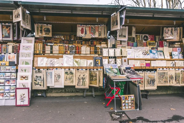 フランス 2020年3月24日 フランスの通りにある小さなオープンエアの書店の美しい景色 — ストック写真