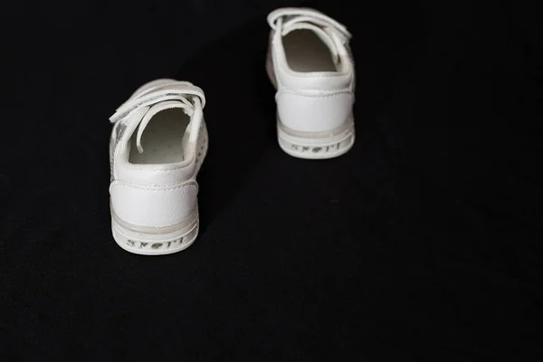 Paio Scarpe Bianche Bambini Uno Sfondo Nero — Foto Stock