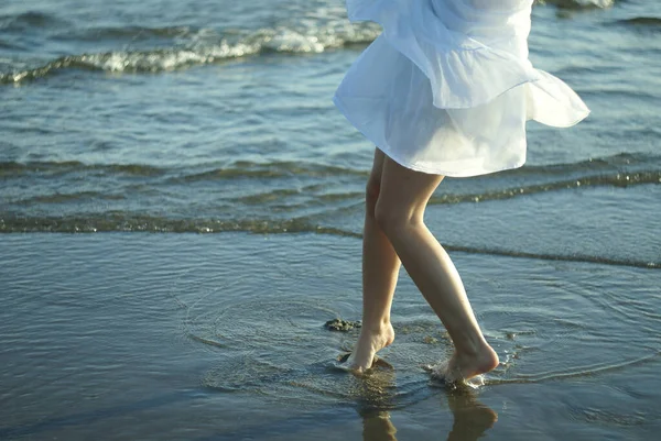 Close Das Pernas Uma Mulher Enquanto Caminha Nas Águas Onduladas — Fotografia de Stock