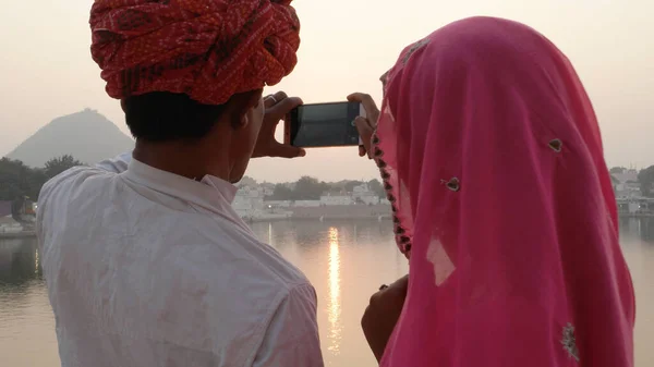 Närbild Ett Indiskt Par Traditionella Kläder Tar Bilder Ganges — Stockfoto