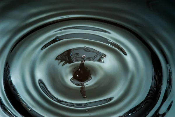 Een Close Van Een Druppel Water Spatten Het Water Oppervlak — Stockfoto