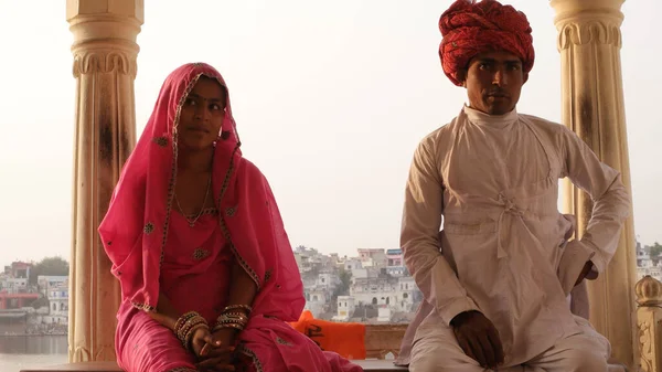 Tapınakta Oturan Geleneksel Kıyafetli Hintli Bir Çiftin Yakın Çekimi — Stok fotoğraf