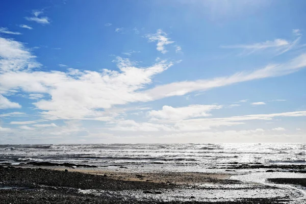 Piękny Widok Falującego Morza Pod Błękitnym Niebem — Zdjęcie stockowe