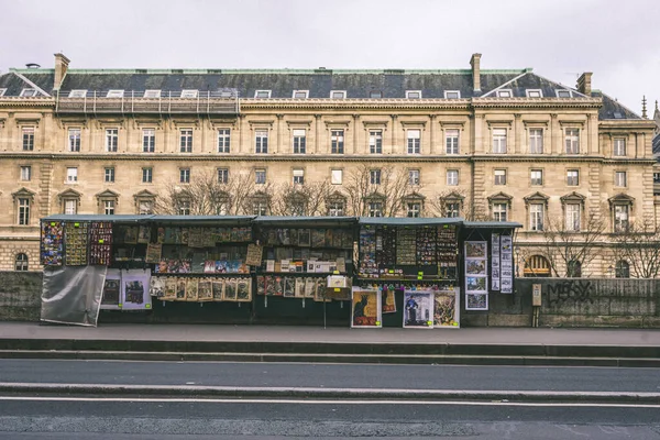 フランス 2020年3月24日 フランスの通りにある小さなオープンエアの書店の美しい景色 — ストック写真