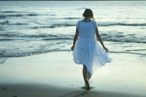 Una Mujer Caminando Playa Brillante Día Verano Con Las Olas —  Fotos de Stock