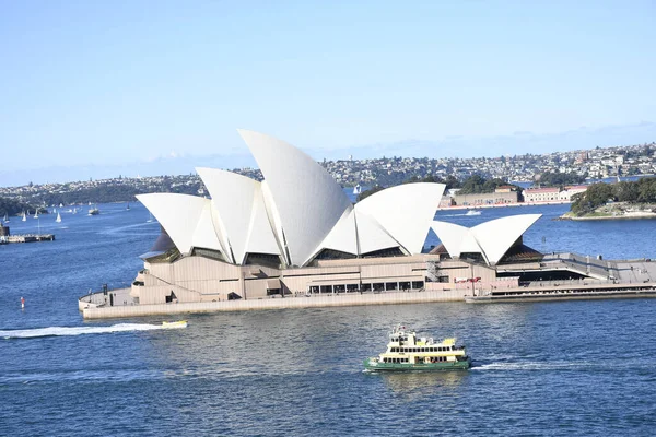 澳大利亚悉尼 2021年6月5日 澳大利亚蓝天下海港大桥上的悉尼歌剧院美景 — 图库照片
