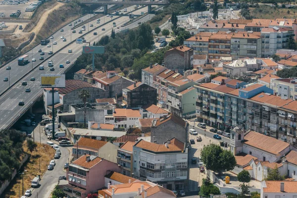 里斯本市红色屋顶和公路鸟瞰全景 — 图库照片