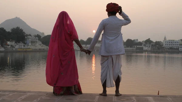 Indian Couple Traditional Outfits Looking Ganges Sunset — Stock Photo, Image