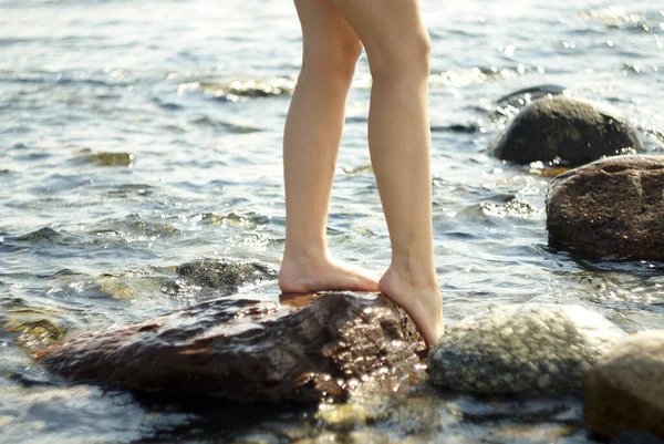 Closeup Woman Legs She Walks Rocks Ocean Bright Summer Day — Stock Photo, Image