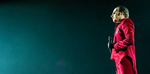 2019年11月22日 瑞典歌手Tobias Forge穿着红色服装在伦敦温布利Sse竞技场演唱 — 图库照片