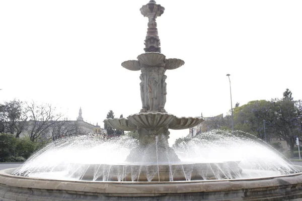 Gros Plan Une Fontaine Ornée Dans Parc Contre Ciel Brillant — Photo