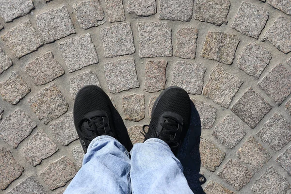Вид Сверху Мужские Ноги Черных Ботинках Стоящих Асфальтированной Земле — стоковое фото
