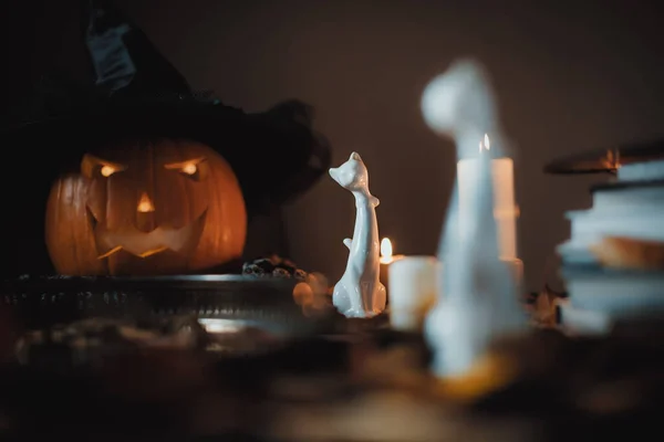 Selektivní Detailní Záběr Postavy Bílé Kočky Halloweenské Dekoraci — Stock fotografie