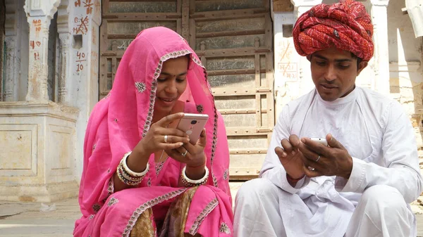 Geleneksel Kıyafetlerle Telefonları Kontrol Eden Hintli Bir Çiftin Yakın Çekimi — Stok fotoğraf
