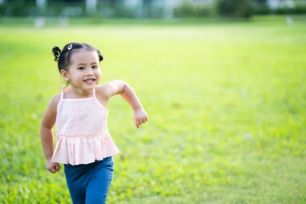 Uma Linda Menina Tailandesa Sorrindo Enquanto Corre Campo — Fotografia de Stock