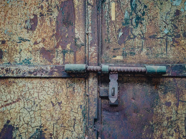 古いラッチ付きの錆びた金属製のドアのクローズアップショット — ストック写真
