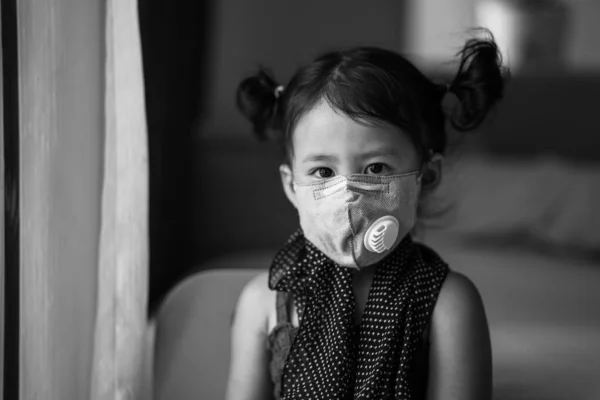 귀여운 아시아 소녀가 인공호흡기 마스크를 카메라를 들여다보고 — 스톡 사진