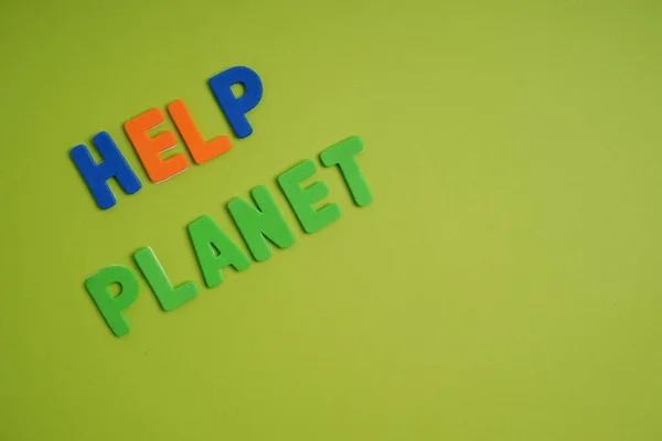 Gros Plan Lettres Colorées Décrivant Aider Planète Sur Fond Vert — Photo