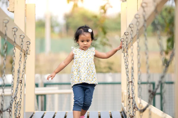 Bonito Sudeste Asiático Menina Divertindo Parque Infantil — Fotografia de Stock