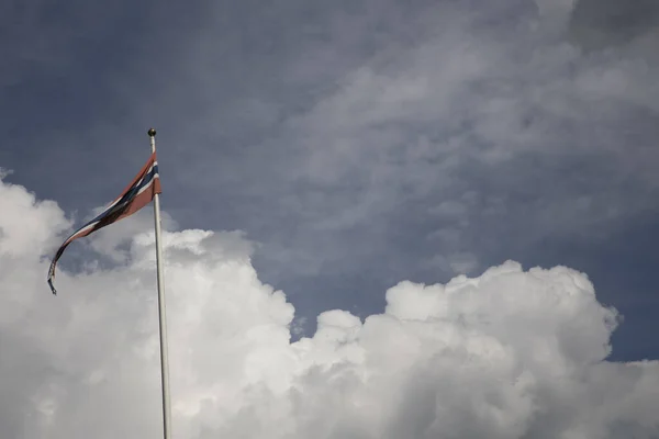 Een Vlag Van Noorwegen Zwaaiend Lucht Achtergrond — Stockfoto