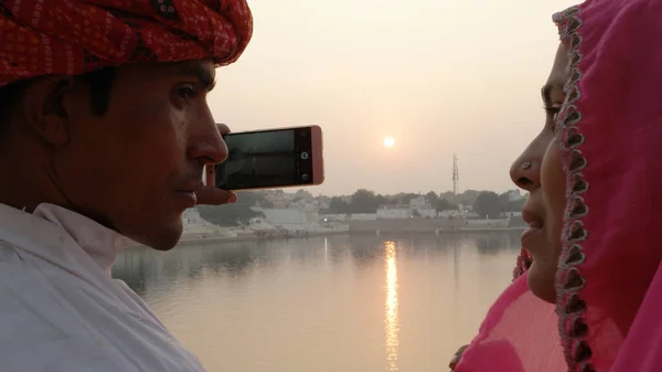 Närbild Ett Indiskt Par Traditionella Kläder Tar Bilder Ganges — Stockfoto