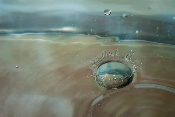 Närbild Liten Vattendroppe Stänk Vattnet Med Suddig Bakgrund — Stockfoto