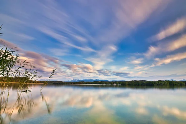 Uma Bela Vista Nascer Sol Reflexão Céu Para Lago Calmo — Fotografia de Stock