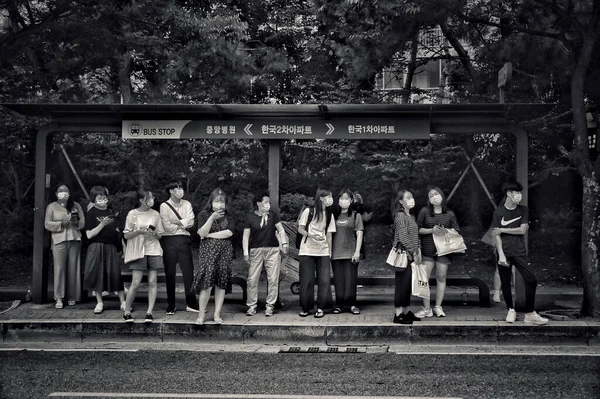 Гимхае Корея Августа 2020 Года Группа Людей Масках Ждет Автобус — стоковое фото