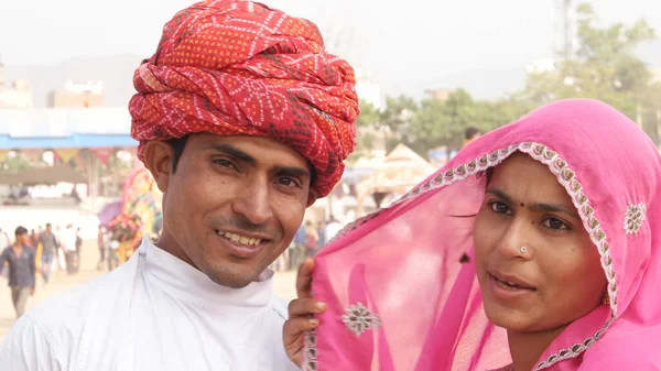 Geleneksel Kıyafetleri Olan Hintli Bir Çiftin Yakın Çekimi — Stok fotoğraf