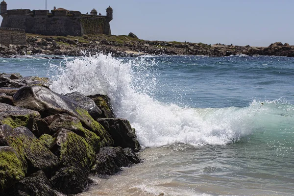 Una Fuerte Ola Salpicaduras Una Roca Playa Matosinhos Portugal —  Fotos de Stock