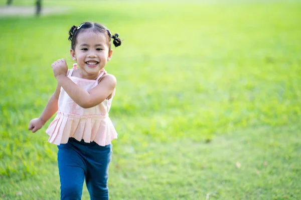 Uma Linda Menina Tailandesa Sorrindo Enquanto Corre Campo — Fotografia de Stock