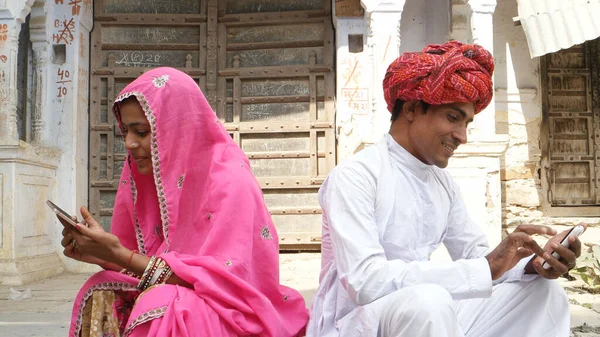 Närbild Ett Indiskt Par Traditionella Kläder Kontrollera Telefoner — Stockfoto