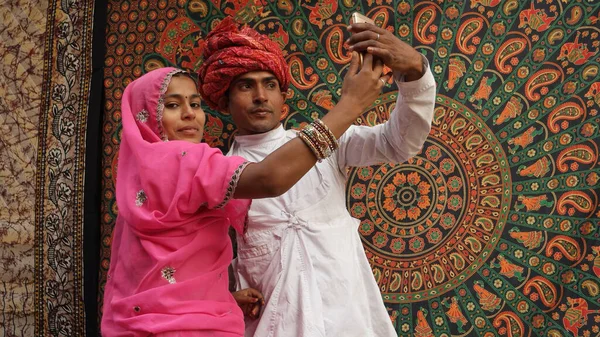 Close Casal Indiano Roupas Tradicionais Tirando Selfies Com Tapete Tradicional — Fotografia de Stock