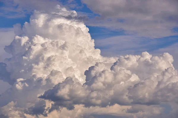 Sebuah Pemandangan Indah Awan Mengembang Langit — Stok Foto