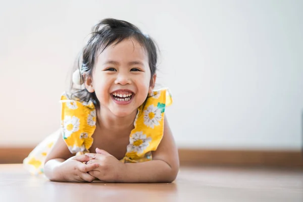 Ένα Χαριτωμένο Κορίτσι Από Την Ταϊλάνδη Χαμογελάει Ξαπλωμένο Στο Πάτωμα — Φωτογραφία Αρχείου