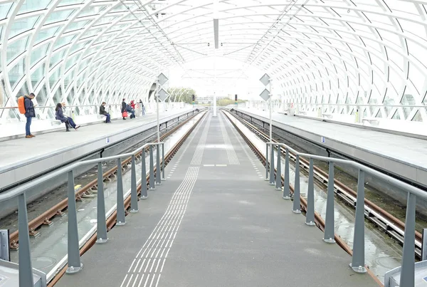 Rotterdam Paesi Bassi 2019 Una Strada Conduce Alla Stazione Ferroviaria — Foto Stock
