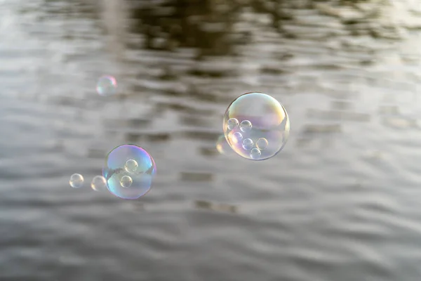 Egy Közeli Felvétel Úszó Buborékok Víz Felett Nagy Tapéta — Stock Fotó