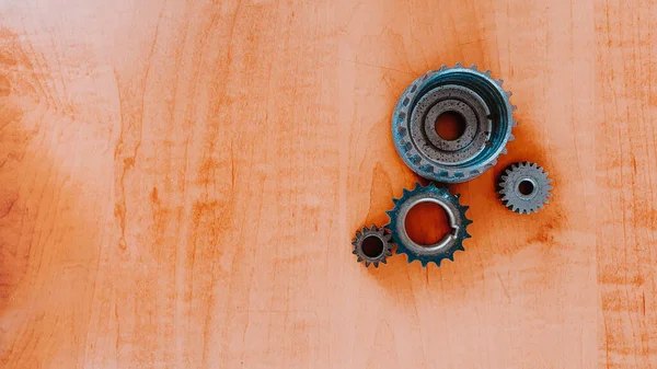 Una Vista Superior Engranajes Metálicos Sobre Una Superficie Madera — Foto de Stock