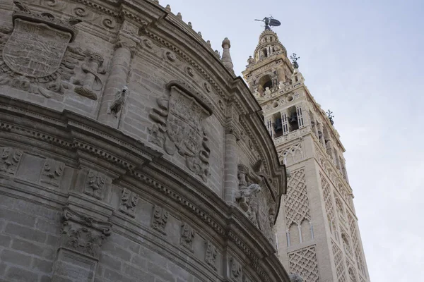 Låg Vinkel Skott Giralda Klocktornet Sevilla Katedralen Mot Ljus Himmel — Stockfoto