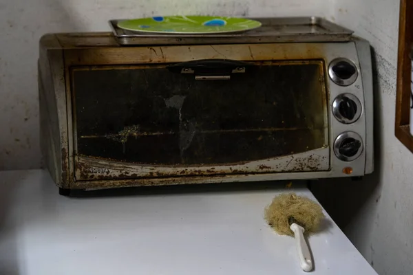 Eski Kirli Bir Mikrodalga Fırın — Stok fotoğraf