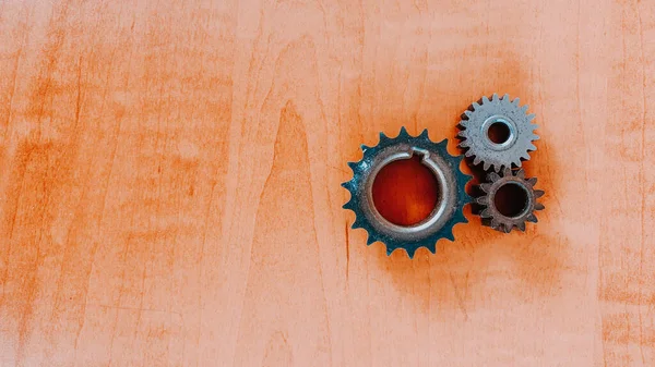 Una Vista Superior Engranajes Metálicos Sobre Una Superficie Madera — Foto de Stock