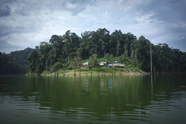 Floresta Tropical Cênica Aldeia Orang Asli Lago Com Fundo Céu — Fotografia de Stock
