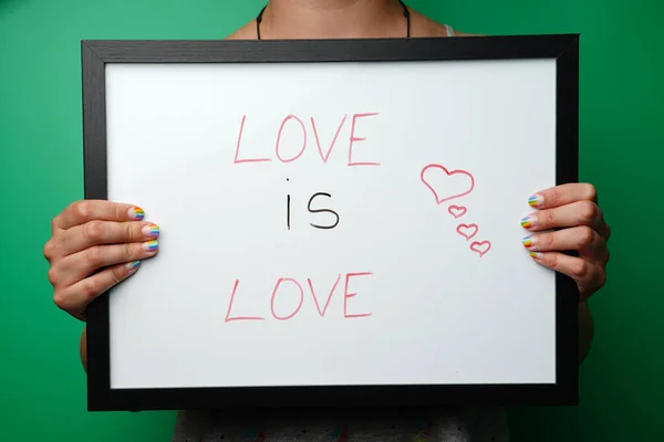 Een Close Van Een Vrouw Met Regenboog Nagels Met Een — Stockfoto